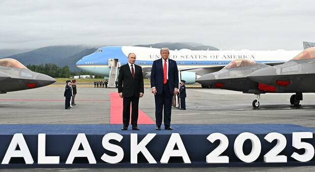 https://statics.cedscdn.it/photos/MED/2025/08/16/9014849_16010807_alaska_film_trump_putin.jpg