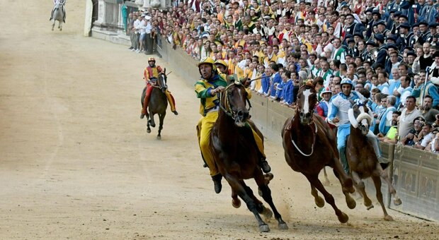 https://statics.cedscdn.it/photos/MED/2025/08/16/9015074_16135351_palio_di_siena.jpg