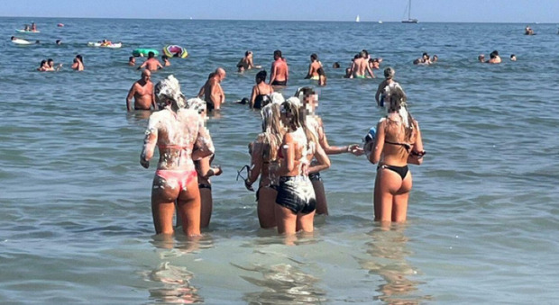 https://statics.cedscdn.it/photos/MED/2025/08/17/9016631_17142927_schiuma_party.jpg