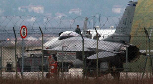 https://statics.cedscdn.it/photos/MED/2025/08/17/9016703_17165518_base_aviano_spionaggio.jpg