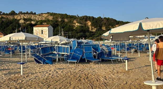 Notti brave in spiaggia e bivacchi no-stop con danni, i bagnini pesaresi dicono no ai gruppi ...