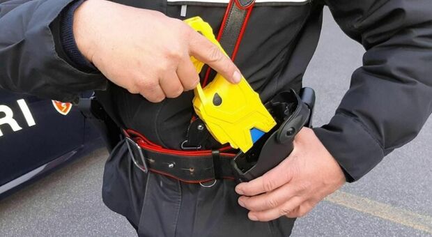 https://statics.cedscdn.it/photos/MED/2025/08/18/9018118_18134508_taser.jpg