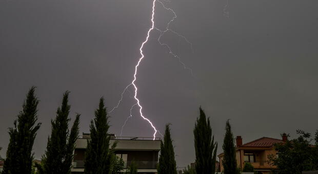 https://statics.cedscdn.it/photos/MED/2025/08/19/9018631_19065514_fulmini.jpg