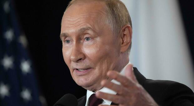 https://statics.cedscdn.it/photos/MED/2025/08/19/9019892_19123109_putin.jpg