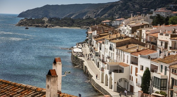 https://statics.cedscdn.it/photos/MED/2025/08/20/9021586_20112950_cadaques_838724_1280.jpg