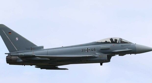 https://statics.cedscdn.it/photos/MED/2025/08/20/9022011_20191053_eurofighter_typhoon.jpg