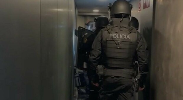 https://statics.cedscdn.it/photos/MED/2025/08/20/9022195_20234825_policia.jpg