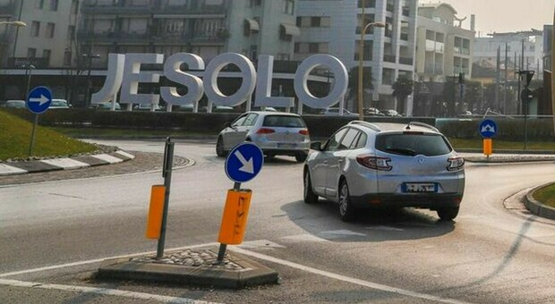 https://statics.cedscdn.it/photos/MED/2025/08/21/9023730_21183543_jesolo_truffa_vacanze.jpg