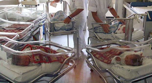 https://statics.cedscdn.it/photos/MED/2025/08/22/9025621_22214452_neonato_schiacciato_mamma.jpg
