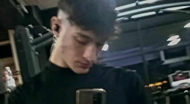 «Mamma, non mi sento bene», Roberto muore a 20 anni per un malore: le urla strazianti dei genitori allarmano i vicini
