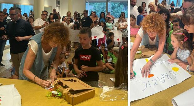 Ex Ilva, Fiorella Mannoia tra i ragazzi del rione Tamburi di Taranto: «Qui una grandissima ingiustizia»