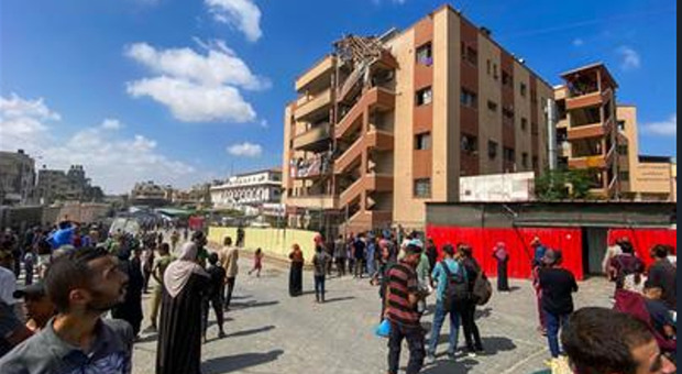 Gaza, chi erano i giornalisti morti nel raid isrealiano sulll'ospedale Nasser: tra loro un fotografo della Reuters e un reporter Nbc