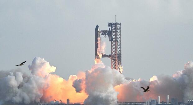 SpaceX-ova raketa Starship uspešno zaključila deseti testni polet po nizu neuspehov