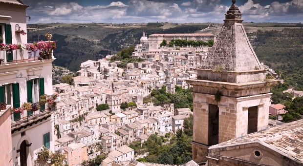  Sicilia Barocca: un itinerario emozionale tra pietra dorata, brezza marina e le scenografie naturali dei set di Montalbano 