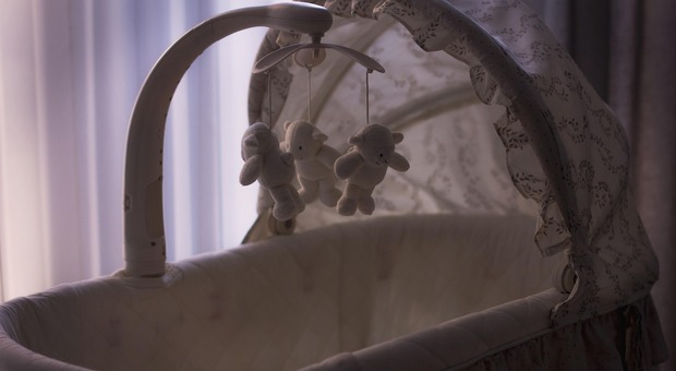 Adetta alle pompe funebri porta i neonati morti in casa: «Guardano i cartoni». La scoperta choc di una mamma