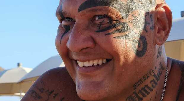 Francesco Porcelluzzi, l'ex militare muore a 45 anni: l'ombra dell'uranio impoverito nella missione di pace nei Balcani. La moglie: « Aveva voglia di vivere per noi»