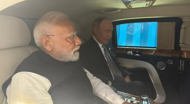https://statics.cedscdn.it/photos/MED/2025/09/01/9042158_01100849_putin_modi_aurus.jpg
