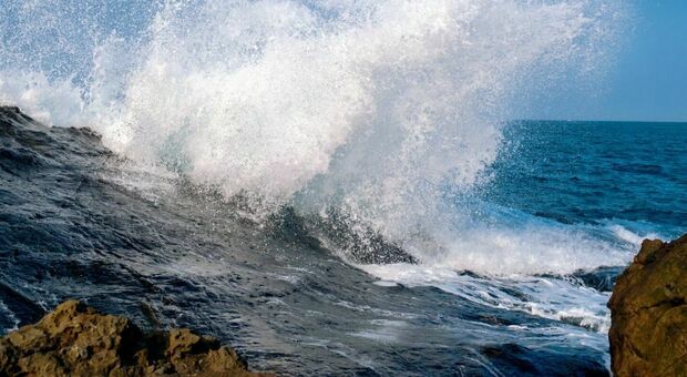 Luciano Paloschi morto per salvare due giovani bloccati nel mare in burrasca, la sindaca: «Ha pagato la loro incoscienza»