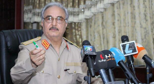 https://statics.cedscdn.it/photos/MED/2025/09/03/9046416_03132838_haftar.jpg