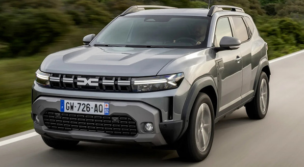 https://statics.cedscdn.it/photos/MED/2025/09/04/9048399_04122108_new_dacia_duster_2024_18.jpg