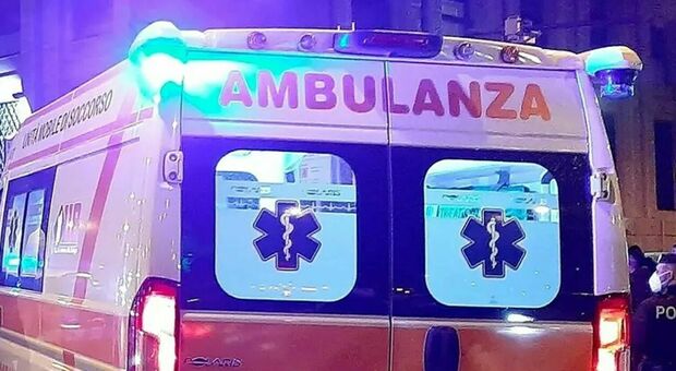Incidente a Roma, morto un 17enne: scontro tra auto e scooter nella notte