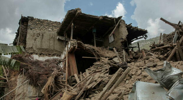 Terremoto in Afghanistan, oggi nuova scossa di magnitudo 5.7: epicentro a Jalalabad. I morti salgono a 2.200