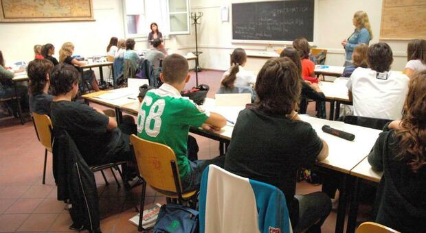 https://statics.cedscdn.it/photos/MED/2025/09/05/9050672_06082732_scuola_classe.jpg