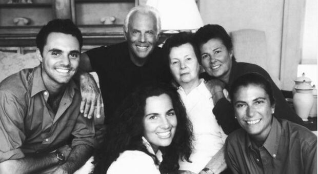 https://statics.cedscdn.it/photos/MED/2025/09/06/9052078_06073625_armani_famiglia.jpg