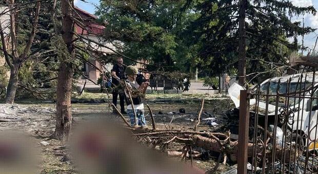 Ucraina, maxi attacco aereo russo nel Donetsk: uccisi 21 civili in fila per riscuotere la pensione