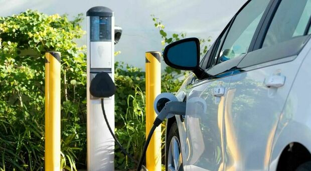 https://statics.cedscdn.it/photos/MED/2025/09/09/9057994_09175942_7849333_03082840_incentivi_auto_elettriche_205.jpg
