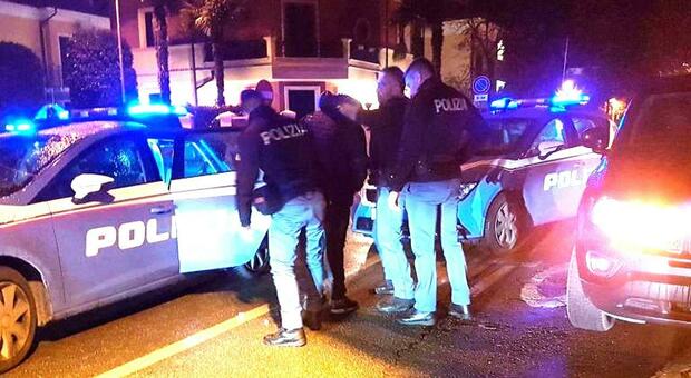 https://statics.cedscdn.it/photos/MED/2025/09/09/9058259_10184203_polizia.jpg