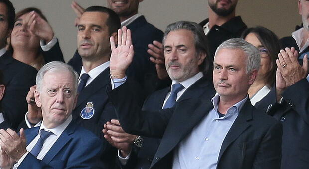 https://statics.cedscdn.it/photos/MED/2025/09/17/9072979_17094810_mourinho.jpg