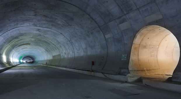 https://statics.cedscdn.it/photos/MED/2025/09/18/9075202_18104513_brennero_tunnel.jpg