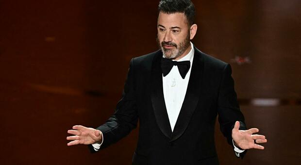 https://statics.cedscdn.it/photos/MED/2025/09/19/9077158_19081735_jimmy_fallon.jpg