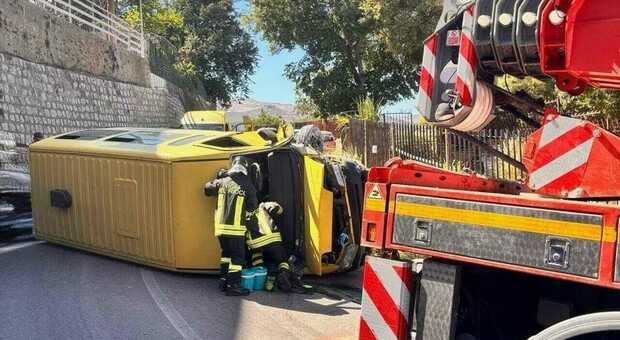 Scuolabus con 23 bambini a bordo si ribalta dopo lo scontro con un'auto ...