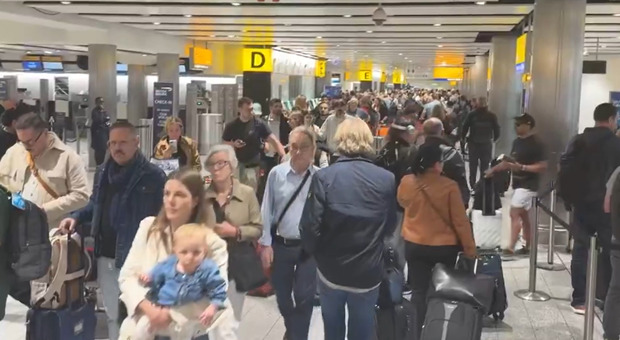 https://statics.cedscdn.it/photos/MED/2025/09/20/9079150_20124158_londra_heathrow.jpg