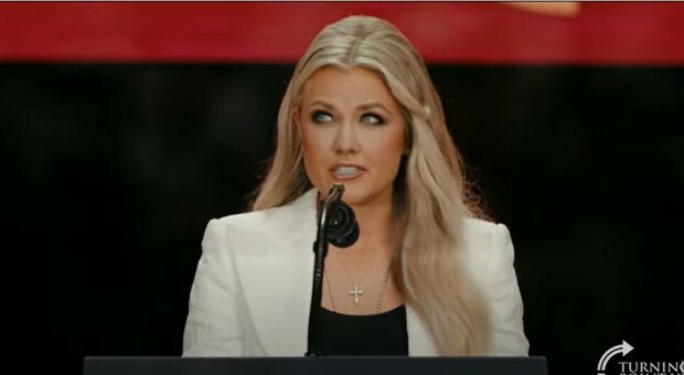 Erika Kirk in lacrime ai funerali del marito Charlie: «Perdono il giovane  che lo ha ucciso, la risposta all'odio non è mai l'odio»