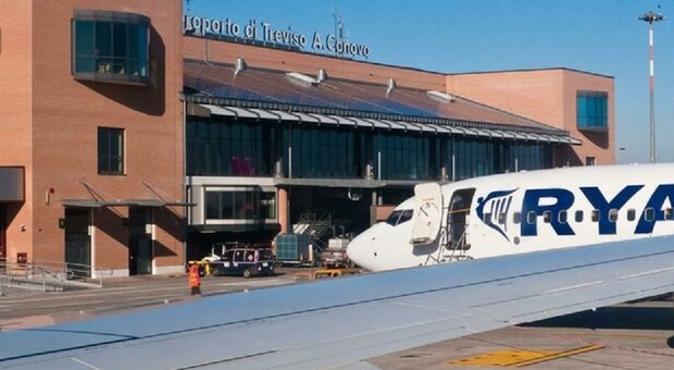 https://statics.cedscdn.it/photos/MED/2025/09/24/9086519_24071242_volo_treviso.jpg