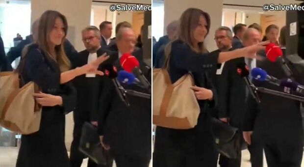 https://statics.cedscdn.it/photos/MED/2025/09/25/9089433_25193647_carla_bruni_rompe_microfono.jpg