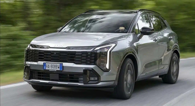 https://statics.cedscdn.it/photos/MED/2025/09/26/9090979_26105928_kia_sportage_dinamica_front.jpg