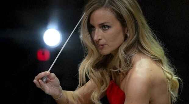 https://statics.cedscdn.it/photos/MED/2025/09/26/9091009_26112346_beatrice_venezi_fenice.jpg