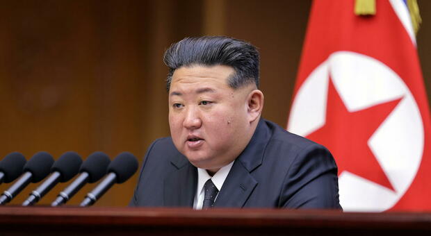 https://statics.cedscdn.it/photos/MED/2025/09/27/9092878_27101219_kim_jong_un.jpg