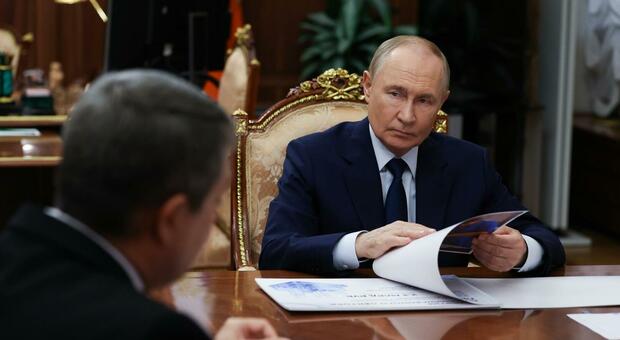 https://statics.cedscdn.it/photos/MED/2025/09/27/9092914_27104305_putin_obiettivonato.jpg