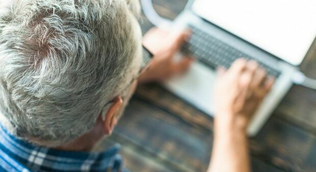 Oltre 1.200 file pedopornografici, una pistola e distintivi da poliziotto in casa: arrestato 60enne