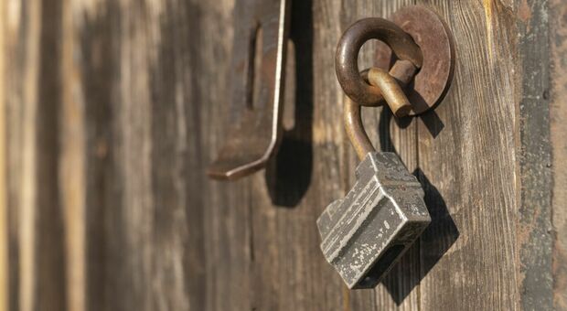 «Hai mezz'ora, dacci casa tua e ti ridiamo tuo padre», la minaccia del clan all'uomo sequestrato dalla camorra