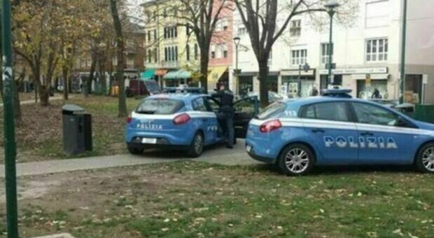 Strangola la madre in casa con una cintura: «Adesso ammazzo voi e anche te». Il racconto dei vicini e il depistaggio