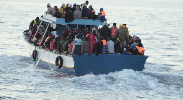 https://statics.cedscdn.it/photos/MED/2025/09/29/9096957_29221115_migranti.jpg