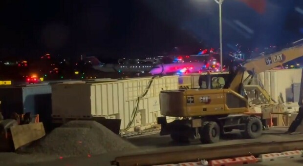 https://statics.cedscdn.it/photos/MED/2025/10/02/9102376_02075301_incidente_aereo_new_york_.jpg