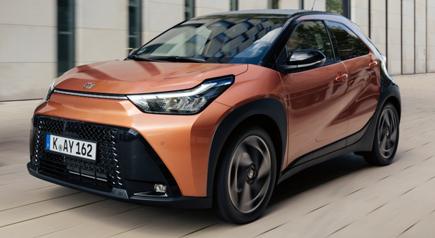 https://statics.cedscdn.it/photos/MED/2025/10/03/9105091_03155555_2026_aygo_x_high_grade_hybrid_cinnamon_dynamic_0001.jpg