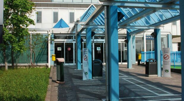 https://statics.cedscdn.it/photos/MED/2025/10/03/9105274_03182941_ospedale_desenzano.jpg